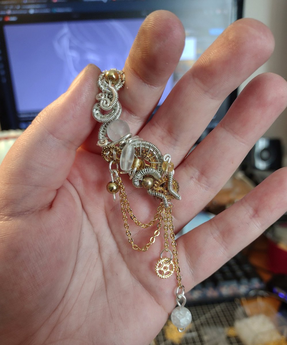 gehitashop's tweet photo. Právě hotová první část zakázky ❤️ na ucho zlaté a stříbrné s křišťálem. 🤍 🧡
#steampunk #wirewraping https://t.co/942QCau4rB