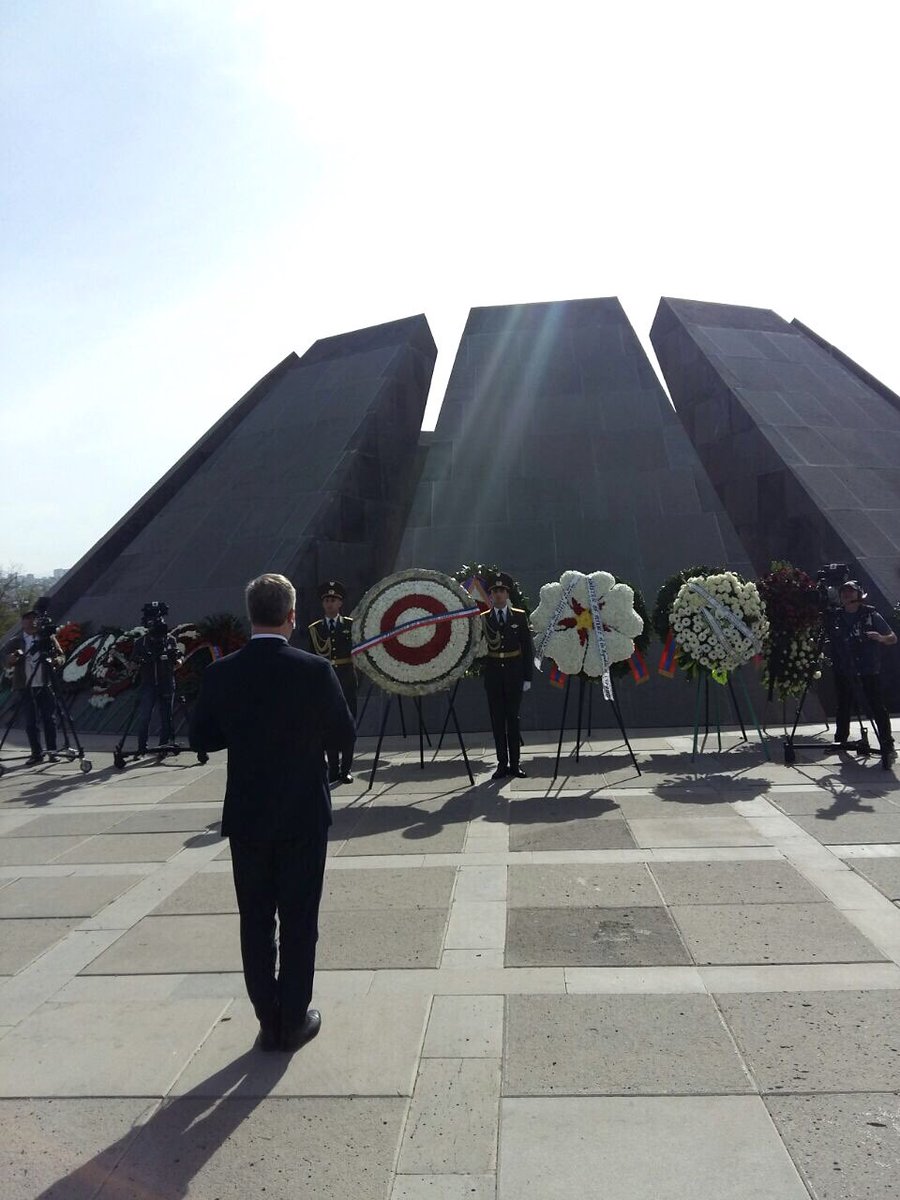 #24Avril | Aujourd’hui les cœurs 🇫🇷 et 🇦🇲 à l’unisson se souviennent avec émotion du #GenocideArmenien. Le Président <a href="/EmmanuelMacron/">Emmanuel Macron</a> à tenu à faire entrer cette date dans notre calendrier républicain, rappelant l’importance du devoir de mémoire.