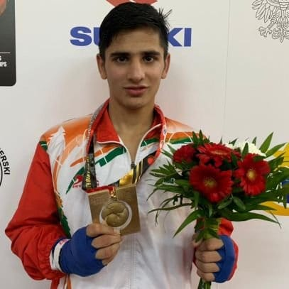 mlkhattar's tweet photo. हरियाणा के लाल, होनहार युवा खिलाड़ी @BoxerSiwach को पोलैंड में चल रही वर्ल्ड यूथ बॉक्सिंग चैंपियनशिप में गोल्ड मेडल जीतने पर बहुत-बहुत बधाई।

आप अपनी मेहनत से इसी तरह सफलता की नई ऊंचाइयों को छूते रहें, मेरा आशीर्वाद आपके साथ है। https://t.co/0IzbW50DH8