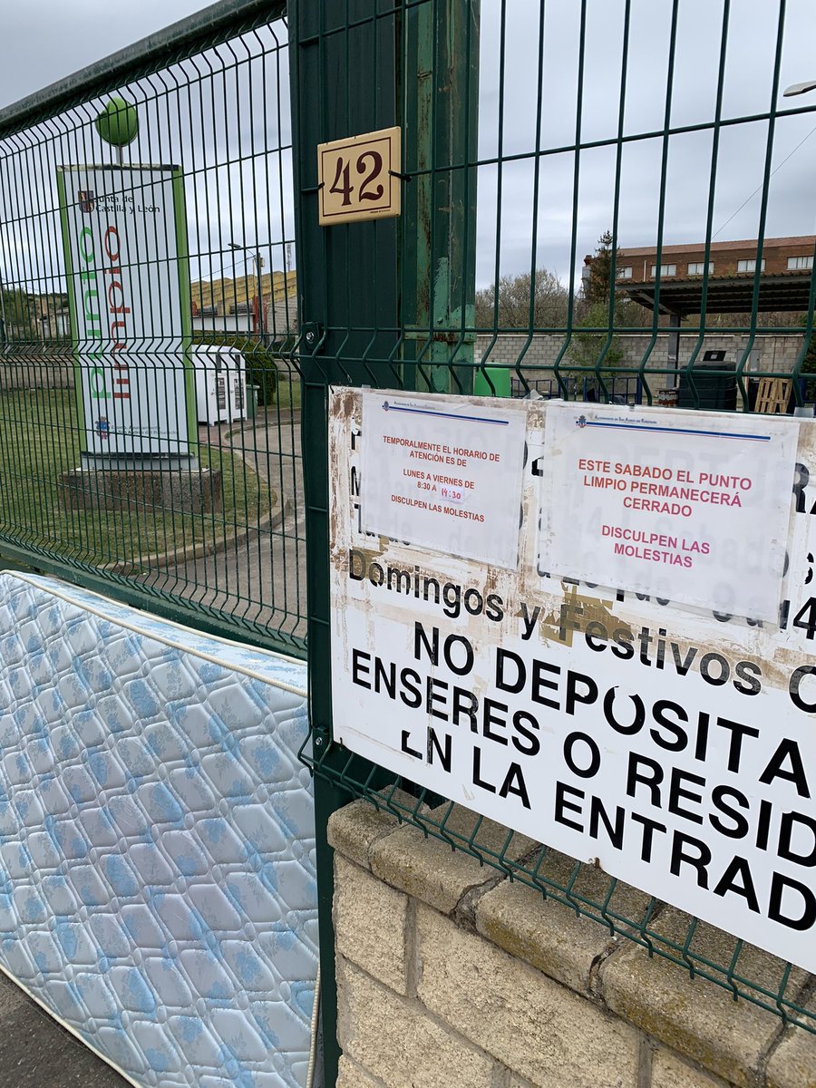 Appleon_'s tweet photo. @ileoncom Totalmente denunciable, es vergonzoso. Aunque haya pasado hace más de dos años, el punto limpio de trobajo tiene un horario complejo. Hay que coger vacaciones para poder tirar los enseres. @aytosanandres @jcyl @diariodeleon @LNCleon https://t.co/gK0YmVg4Q5