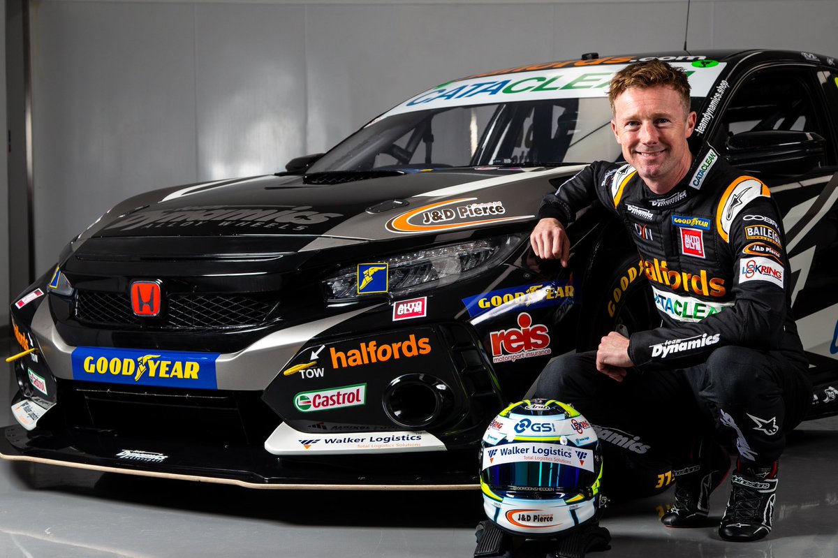 Catacleanuk's tweet photo. 💬 We’ve talked about how beautiful the @TeamDynamics cars are, but just how smart are the team’s @alpinestars suits? 🏁👔

Looking good boys! 👌

#CatacleanRacing #Cataclean #DanielRowbottom #Rowbo32 #Flash52 #BTCC @BTCC #TeamDynamics #Honda #Halfords https://t.co/CUnIgXuvuD