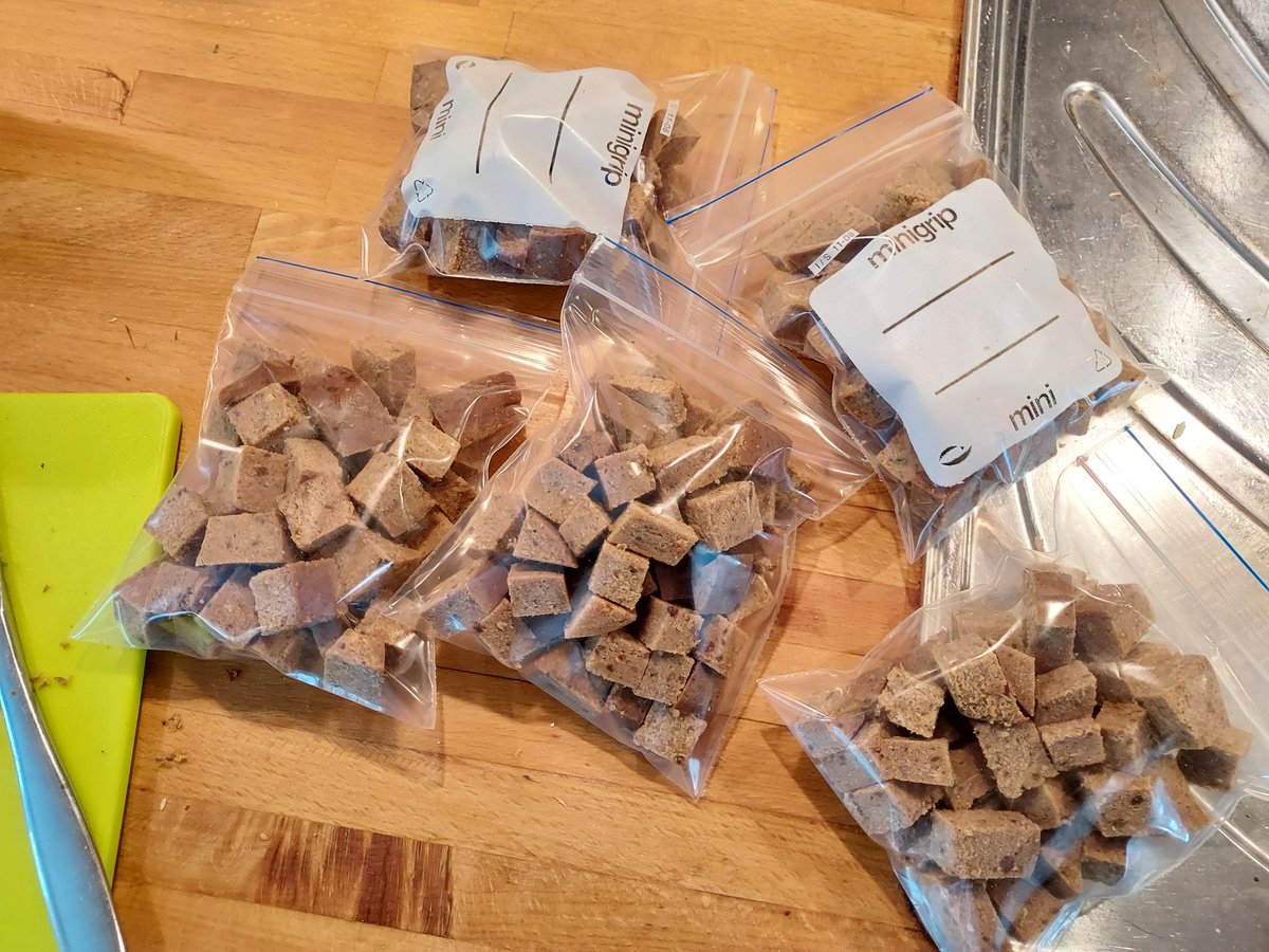 Pakatessani näitä koirannameja pusseihin ja kuunnellessani <a href="/AnnikaSaarikko/">Annika Saarikko</a> puhetta puoluevaltuustossa muistin taas, miten innoissani olen politiikasta 💚
Keskusta on tasapainottava voima, siksi #keskusta 🍀
Ja sitten koiralenkille 🐕