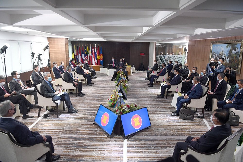 heungburma's tweet photo. ASEAN UPDATE :

ASEAN leaders attend the ASEAN Leaders’ Meeting, held in Jakarta, Indonesia this noon.
#WhatsHappeningInMyanmar #Apr24Coup https://t.co/KrDlnQOo1B