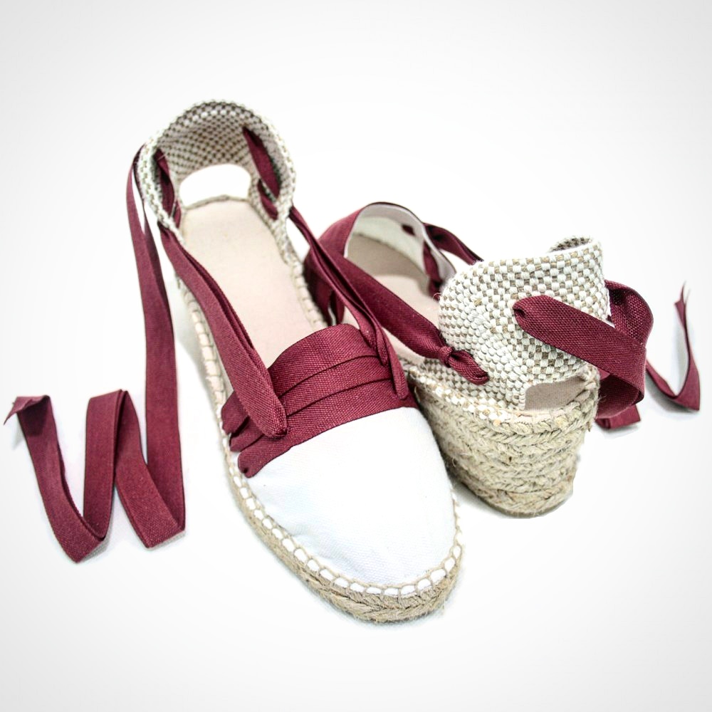 🌻 Les #espardenyes estan de moda!
🍒 Tres Vetes amb cunya d'espart de 6 cms, sola de goma i plantilla de cotó pel màxim confort.
🍓 Les fem també amb talons de 12, 3 cms i planes, amb soles de goma, espart o mixtes.
#setvetes #espardenyacat #fetamà #alpargatas #handmade #retail