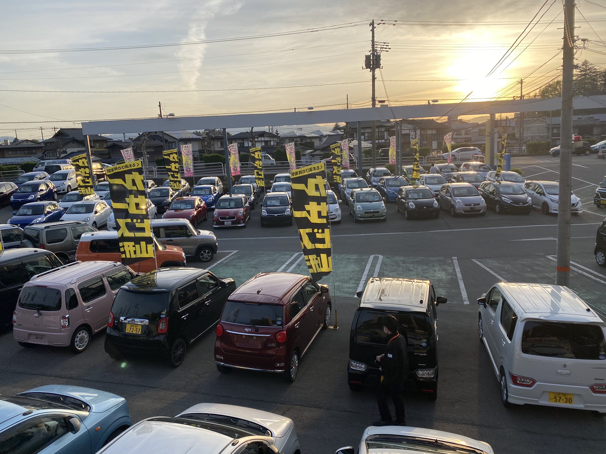 カーサービス山形採用教育 今日も一日お疲れ様でした 一日の最後は鍵閉め 車種を覚えながら プライスを直しながら 鍵閉めがただの作業にならない様に これも一つの研修 夕日が綺麗 カーサービス山形 新人研修 中古車 中古車販売 営業マンへの