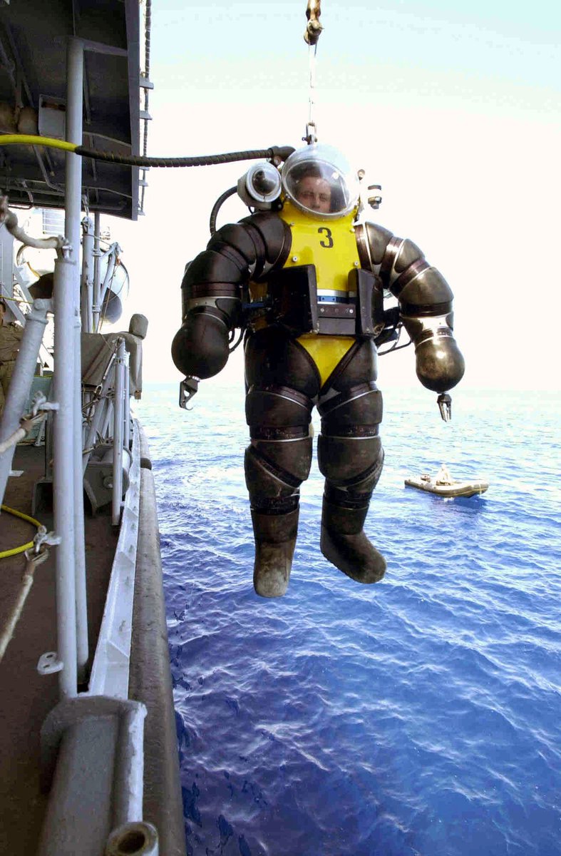 Secara teorinya, badan manusia mampu bertahan dengan tekanan sekitar 190 kaki, tetapi dengan kelengkapan yg baik, ia mampu bertahan sehingga 500 meter , TETAPI bukan utk jangka masa yang lama. Atmospheric suit pula dicipta utk kerja dasar laut bukan kegunaan submarine.