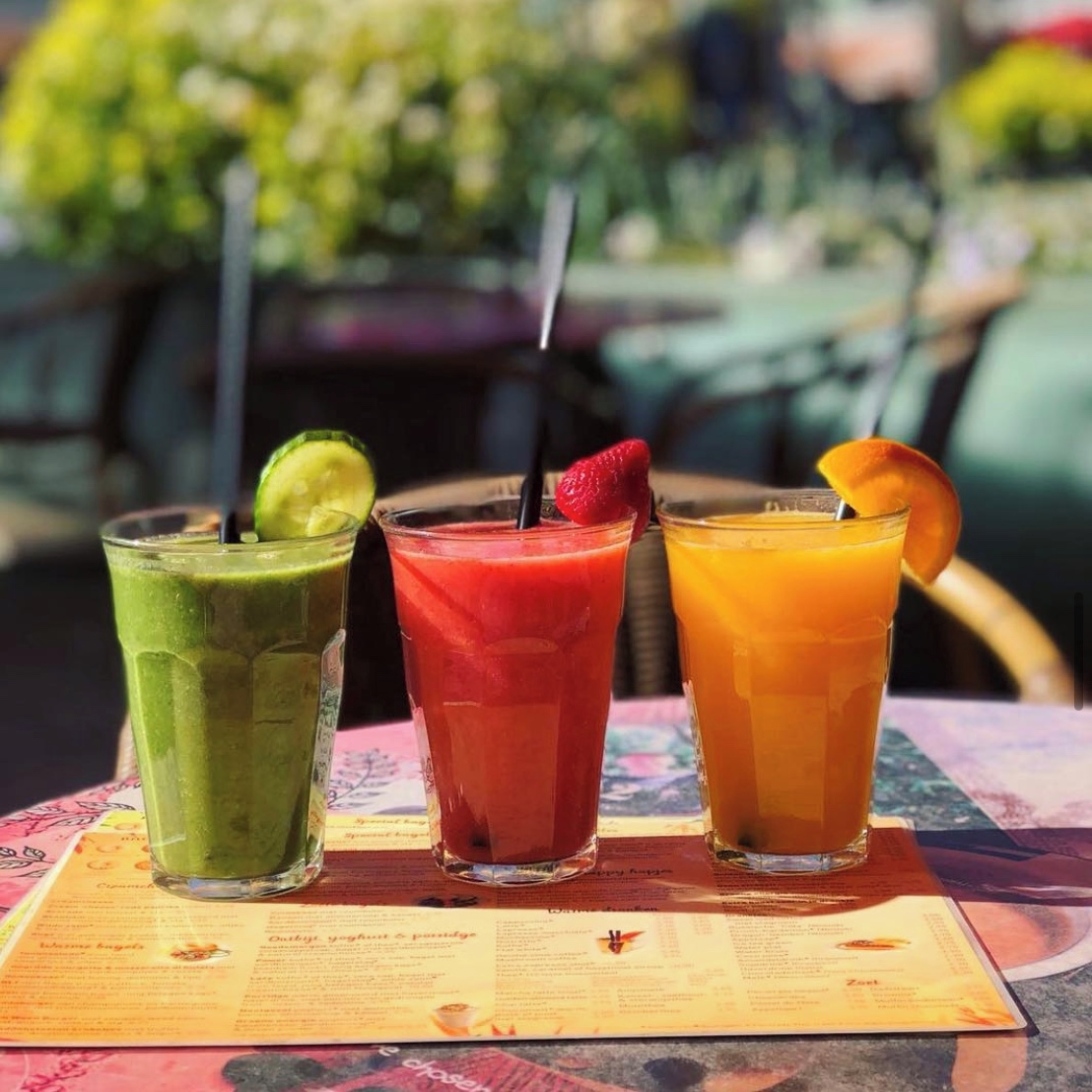 Happy colours   💚❤️🧡 Begin je weekend met een vers sapje in je lievelingskleur! En als je niet kunt kiezen, dan is er altijd nog het alles sapje. Wat is jouw favoriet? 🙌