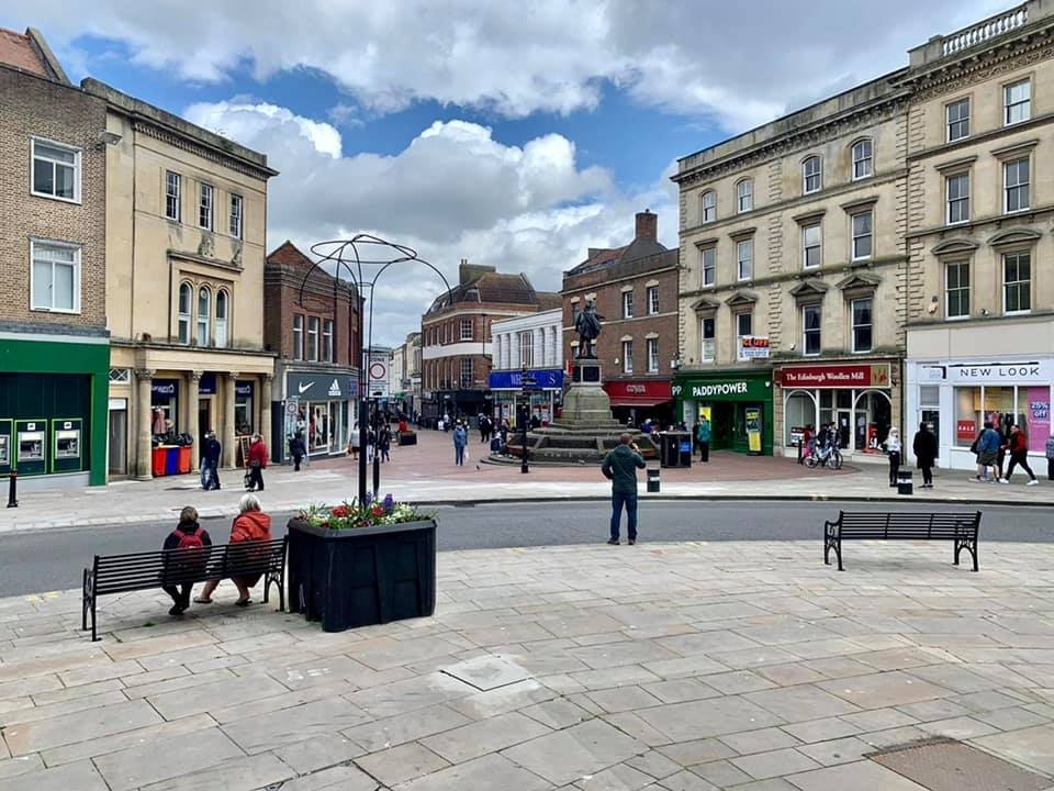 SedgemoorDC's tweet photo. Our high streets are open again. When you are out, please
🛑 Follow any signage
😷 Wear a face covering in shops & enclosed public spaces, unless exempt
👐 Wash your hands or use hand sanitiser regularly
↔️ Maintain a safe distance from others
#ShopSafeShopSedgemoor https://t.co/lFkof3ZssY