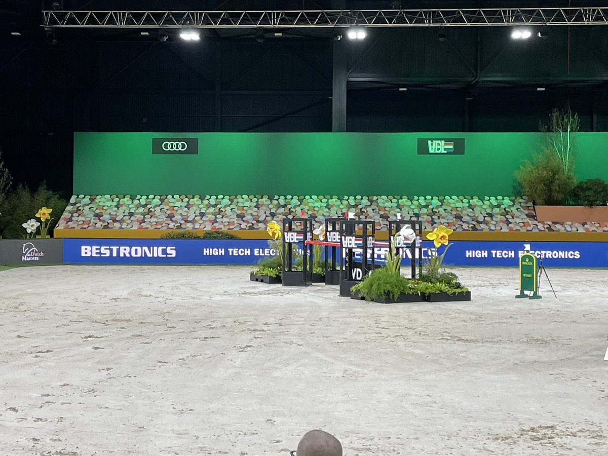 AntonRally's tweet photo. Lange dagen in Den Bosch tijdens The Dutch Masters - @IndoorBrabant. De @BestronicsNL Bubble werkt fantastisch en mensen blijven mooi op 1,5 afstand. De sfeer blijft er wel lekker in en de catering en organisatie is 🔝!! https://t.co/VIsx5LFv1F