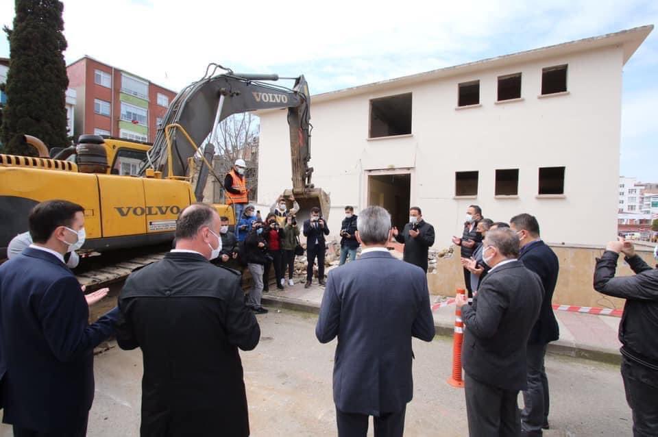 VE MEYDAN PROJEMİZ İÇİN İLK KAZMA VURULDU...

Sinop Meydan projemiz için kolları sıvadığımız anın fotoğrafı... 

Eski Dispanser binamızın yıkımıyla projemiz resmen başladı.

Destek ve katkı sunan herkese kocaman bir gönül borcum var... Sinopumuza hayırlı olsun.