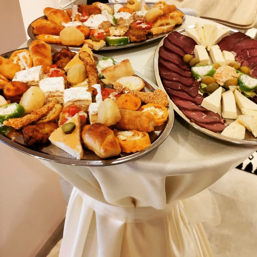 laguna_hotel's tweet photo. Ketering za dobre događaje 🫕
#lagunahotel #lagunahotelrestoran #ketering #proslave #restoran #hotel #podgorica #montenegro #hotels #hotelstay #Catering #Food #cuisine #lagunahotelrestaurant https://t.co/a7X2HdgGCU