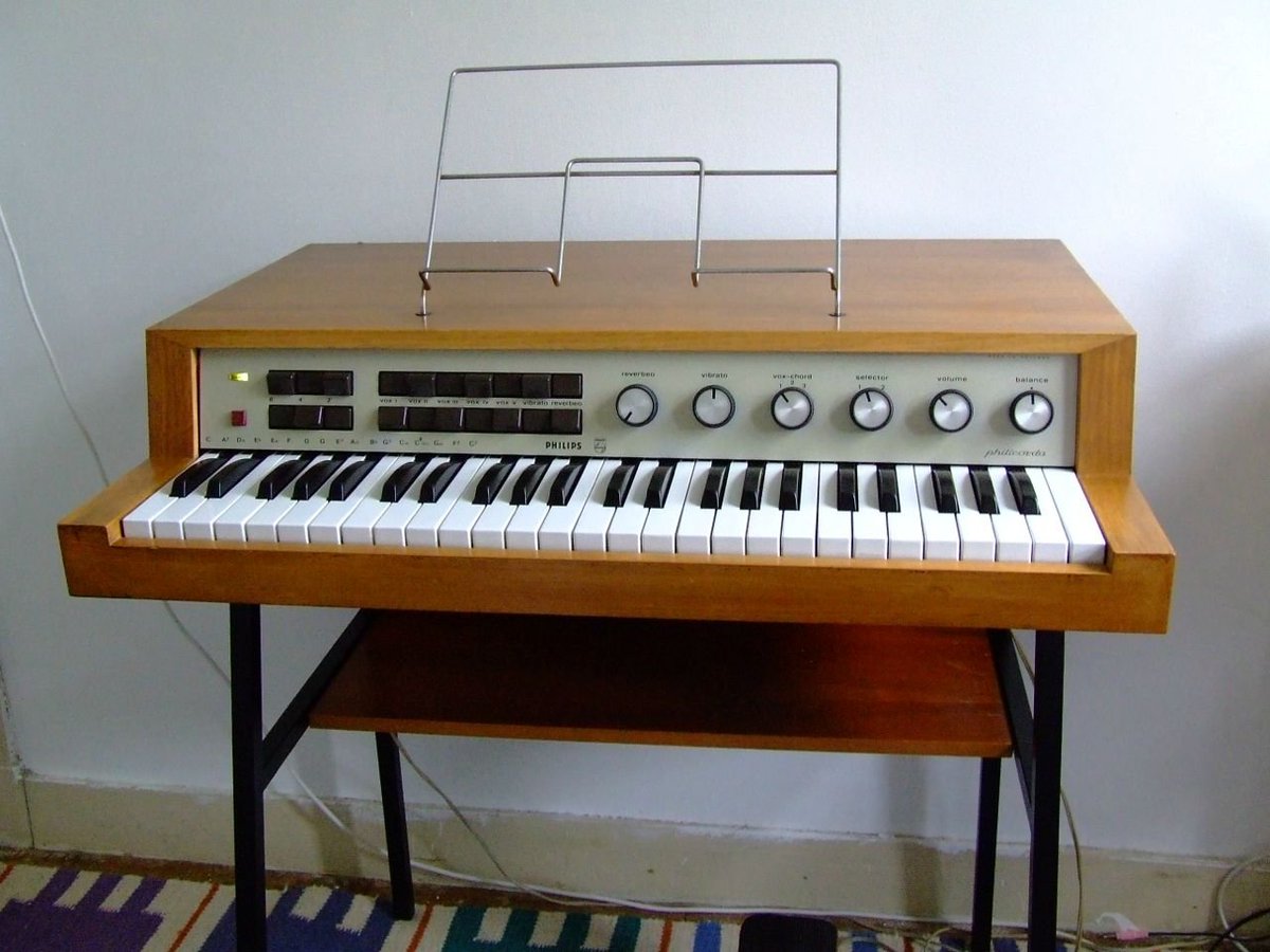 absolutely love the era when electric organ makers were like "hey we should make these things look modern! that would be a timeless, futuristic design!"