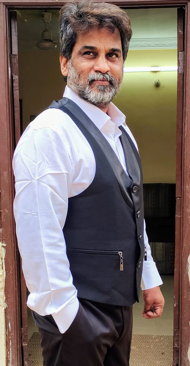 ఓ ఫాం హౌజ్ లో నిన్న స్టార్ట్ అయిన కొత్త సినిమా షూటింగ్ కోసం.
సినిమా పేరు "ఊ"
కథ అంతా ఫాం హౌజ్ లో
షూటింగ్ అంతా నైట్ ఎఫెక్ట్ లో
సిటీలో నైట్ కర్ఫ్యూ
కోవిడ్ భయం
అందుకే ప్రాజెక్ట్  పూర్తయ్యేంత వరకు అందరూ అక్కడే
-----
గమనిక : షూటింగ్ చేయడానికి అందరూ "ఊ"అన్నాకే స్టార్ట్ చేశాం.