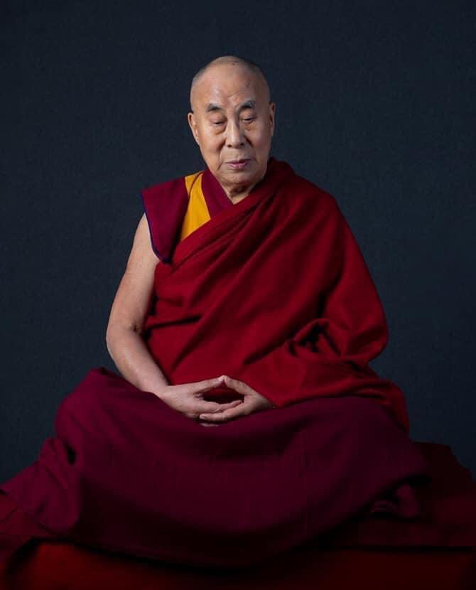 Зовлон чамаас зуурдаг юм биш , чи өөрөө л тавихгүй зуурсаар байдаг . Зовлон ганцхан чамд байгаа юм биш , чи өөрөө л байлгах шалтгааныг нь бий болгодог . 

Дээрхийн Гэгээн XIV Далай лам.