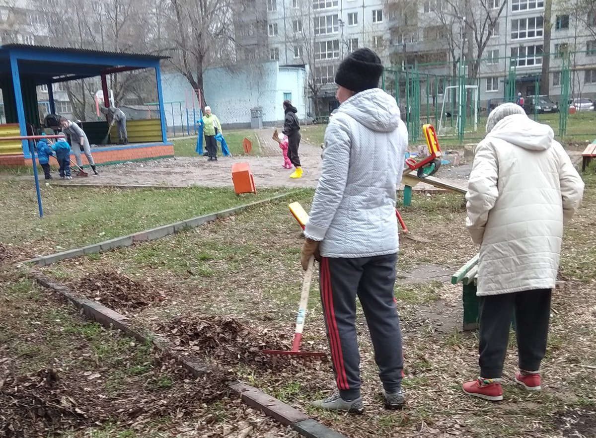 Сегодня на детской площадке Фадеева 55-59 очень многолюдно: жители близрасположенных домов пришли на субботник. Совместно с депутатом Коковиной И Н. здесь наводят порядок и стар и мал: ведь всем хочется жить в чистоте и порядке. 
#Промышленныйрайон #субботник #уборкатерритории