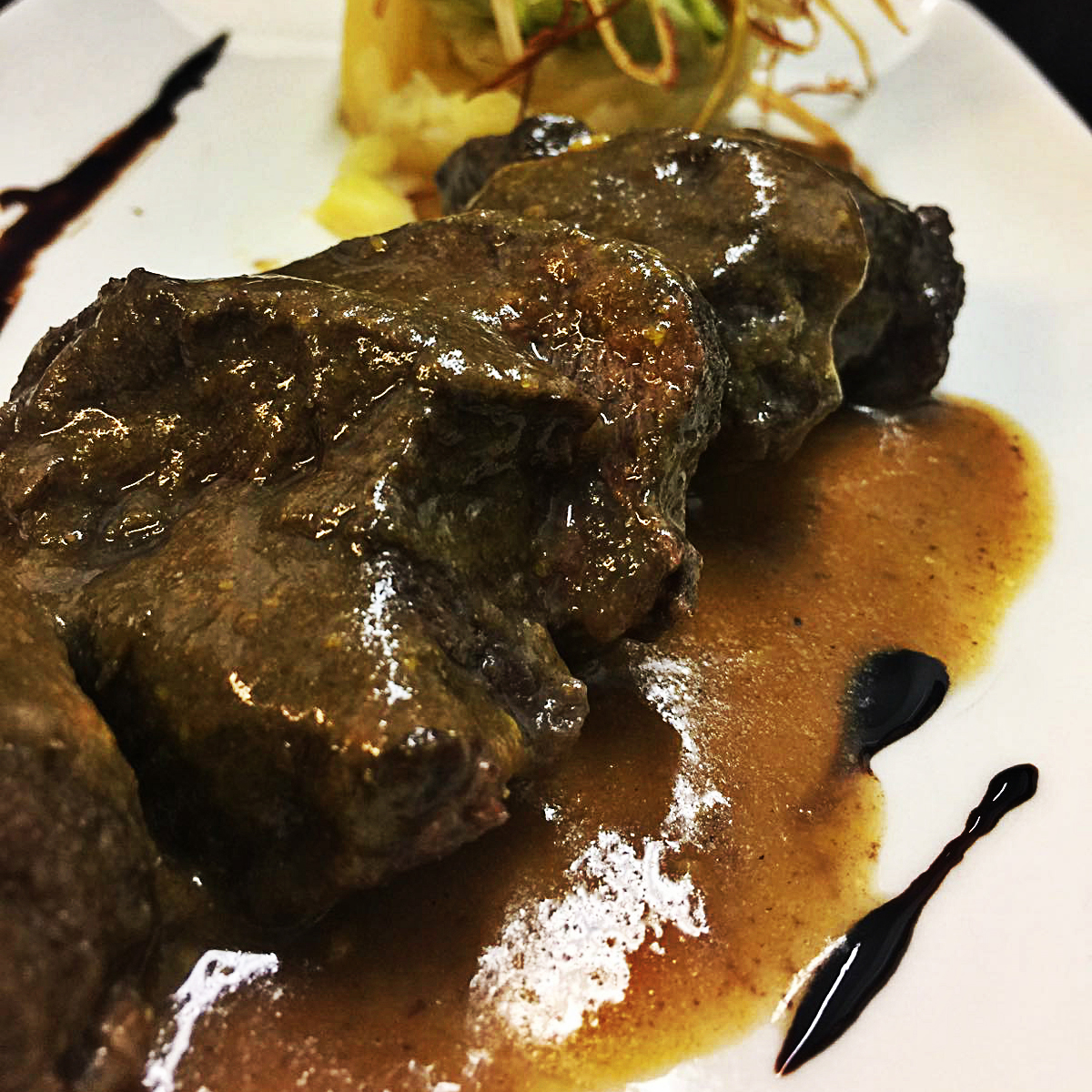 ¡Sabor en estado puro! Carrilleras de Ternera en Salsa de Vino Tinto y Cremoso de Patata, un plato que está de vicio 😋
Ven a probar éste y otros impresionantes platos de nuestra #Carta y #Menú #FinDeSemana. Te esperamos 👉 Haz tu reserva: 948 33 00 77 / WhatsApp 669 55 22 31