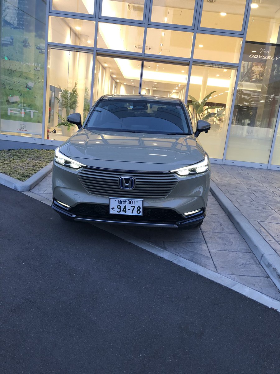 さるうで 大人女子 試乗してきました 結局怖気付いて 旦那に運転してもらいました ちょうどサンドカーキパールのz すごく迷ったけど この色にして良かったなー キーホルダー ゲット M 新型ヴェゼル Vezel