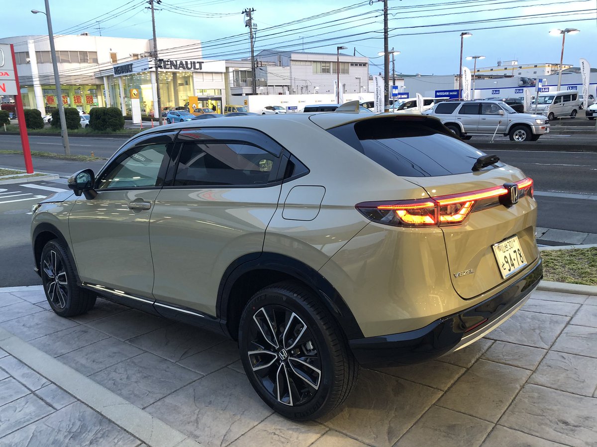 さるうで 大人女子 試乗してきました 結局怖気付いて 旦那に運転してもらいました ちょうどサンドカーキパールのz すごく迷ったけど この色にして良かったなー キーホルダー ゲット M 新型ヴェゼル Vezel