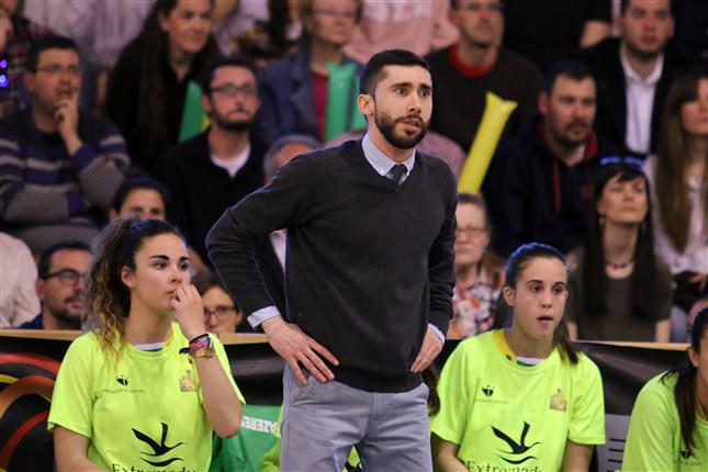 sergiogma11's tweet photo. El 𝗛𝗢𝗠𝗕𝗥𝗘𝗔𝗦𝗖𝗘𝗡𝗦𝗢 llega a Zamora para intentar asaltar el regreso de su nuevo equipo a la #LFEndesa.
Las primeras palabras de @jacintocarb tras su reciente fichaje por el nuevo @cdzamarat de #LF2Pro...
https://t.co/DI7SrCJsAK https://t.co/yNYvjLNtr6