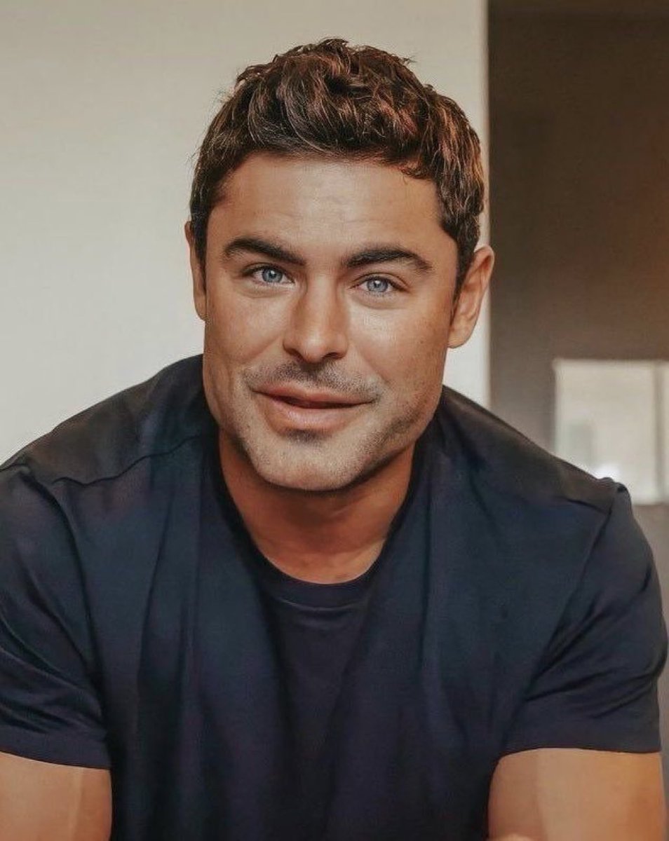 Mister_Alv's tweet photo. Calmez vous Zac efron il a juste fait un regime commejaime. 😅😅
#ZacEfron https://t.co/MIDP7ByBEs