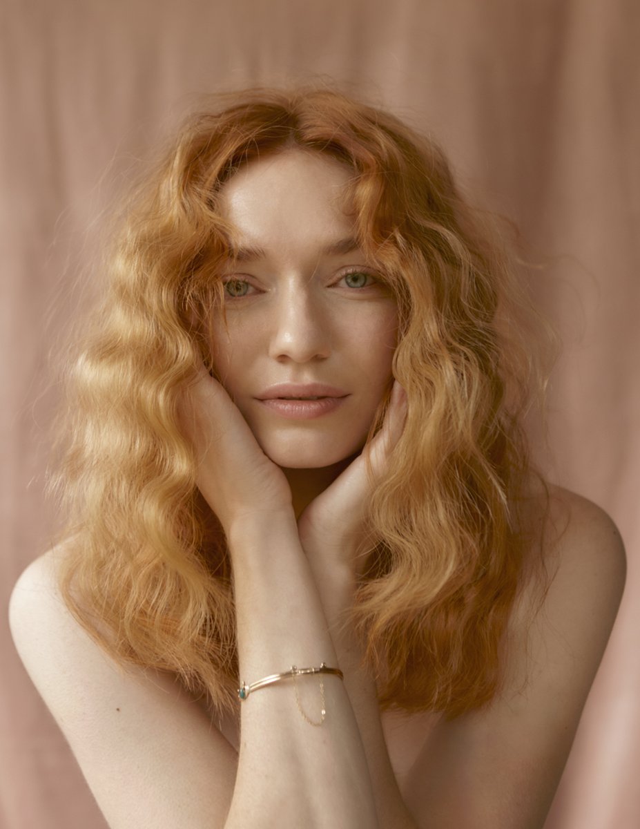 The incredibly talented star of #Nevers, #Intergalactic, #Poldark and so much more #EleanorTomlinson sat down with Schön! to talk about corsets, her new projects, time travel and what her post-COVID world might look like. schonmagazine.com/interview-elea…