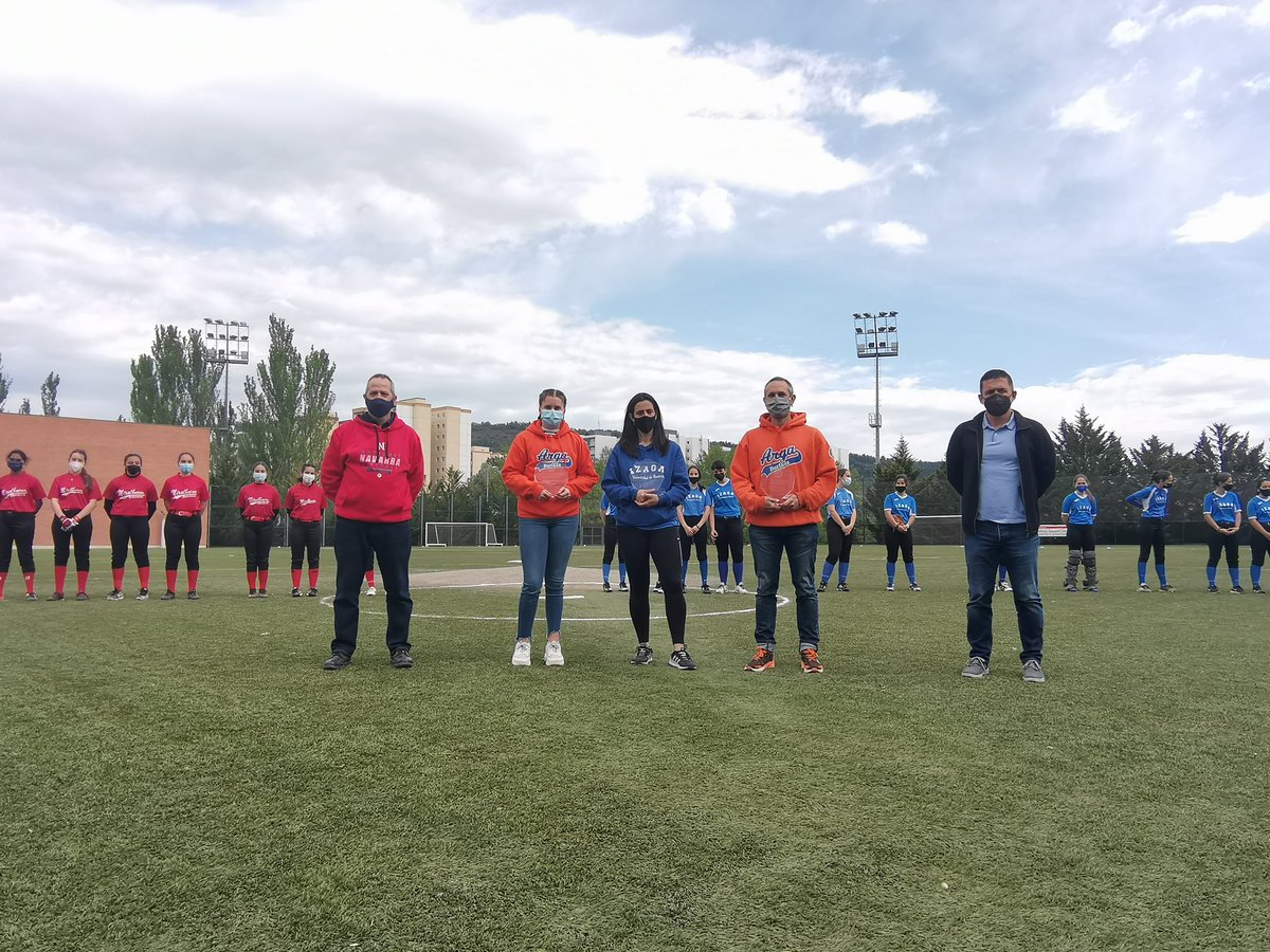 NavarraBeisbol's tweet photo. Comienza la #LISF #LigaInterautonomicaSofbolFemenino, con acto protocolario de agradecimiento a Arantxa Ibero, Uxua Zoroza y Aingeru Sanz. Gracias a tod@s por hacer posible esta Liga @RFEBS @deporte_na @DN_deportes @irabiaizaga @cd_arga @cbmiralbueno @CBSRIVAS @OBBsofbol https://t.co/jYcVN0XE3g