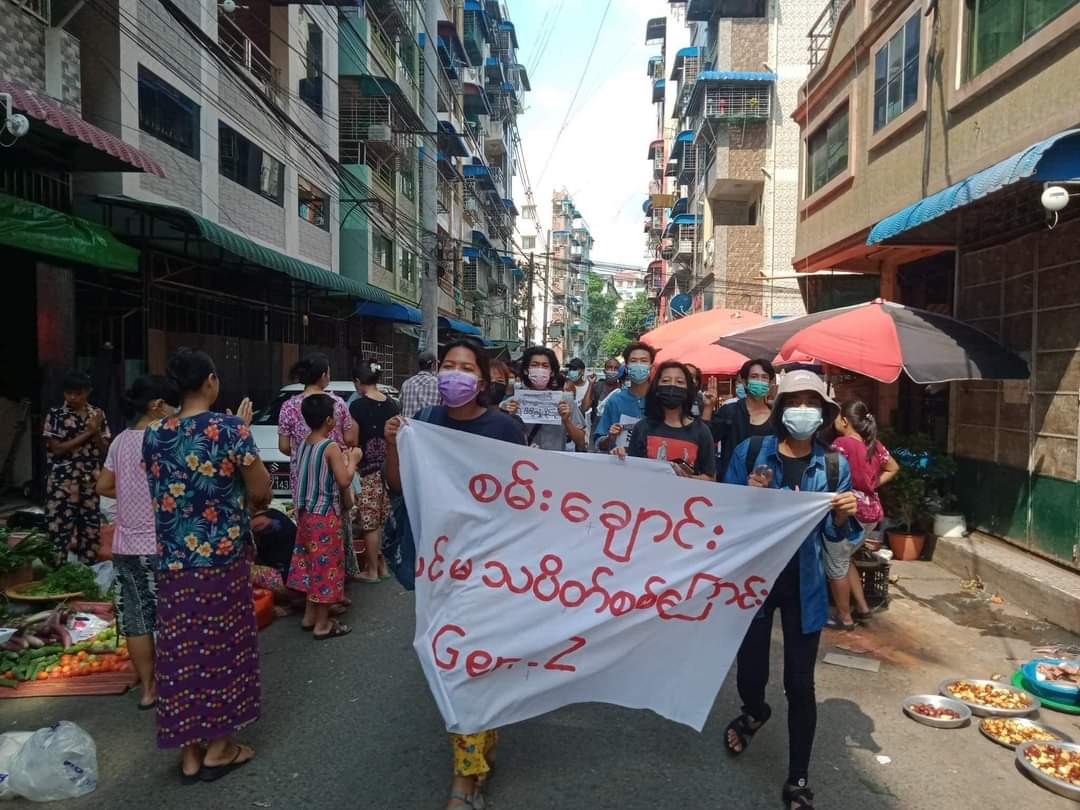 hsu_htway's tweet photo. On the morning of April 24, youths in Sanchaung Township continued to protest against the military council.
#Apr24Coup
#WhatsHappeningInMyanmar https://t.co/d0zxPupjPc