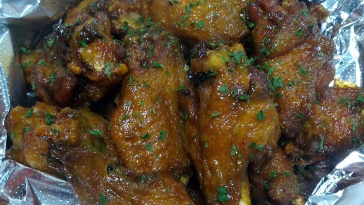 WTKR3's tweet image. Nationwide chicken wing shortage impacts many #HamptonRoads restaurants ow.ly/VLOo50EuvsB