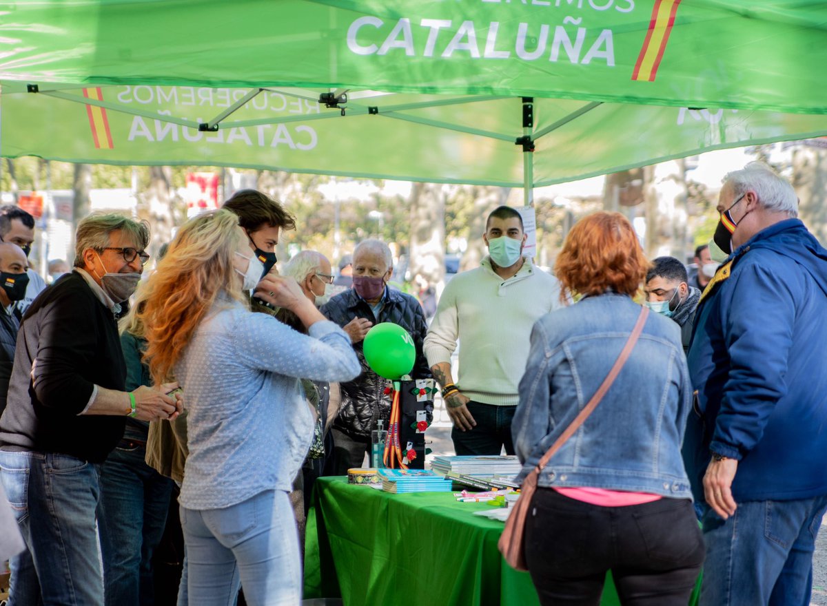 foradecmp's tweet photo. A La Diada de Sant Jordi, no hi té cabuda el feixisme. Ni Front Nacional Català, ni Vox. 

Cedir espais al racisme, xenofòbia, homofòbia.. és donar llibertat i ales al feixisme. 

Al feixisme se'l combat.
A Girona sempre ens trobaran de cares!✊🏾
#SantJordi #Girona #GironaAntifa https://t.co/X67njh1hUu