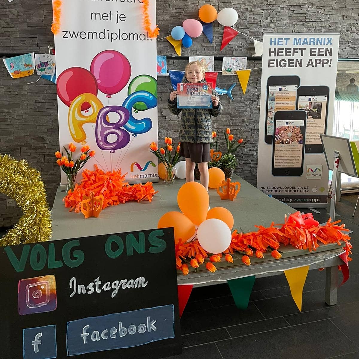 Deze toppers hebben vandaag afgezwommen voor het C-diploma! 🎉 Zij hebben hun A, B en C gehaald bij het Marnix 🥳  Dit is vandaag gevierd tijdens het afzwemmen, natuurlijk geheel in stijl voor koningsdag! 🧡