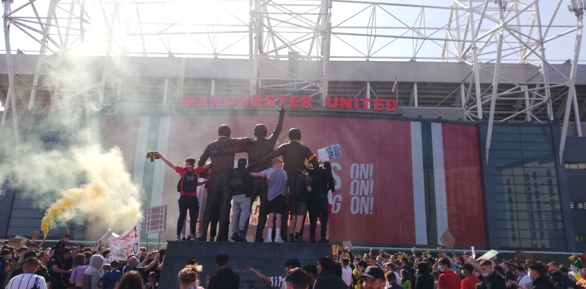 #MUFC fans making their voices heard today. They want the #glazers
out.

#OldTrafford #protest