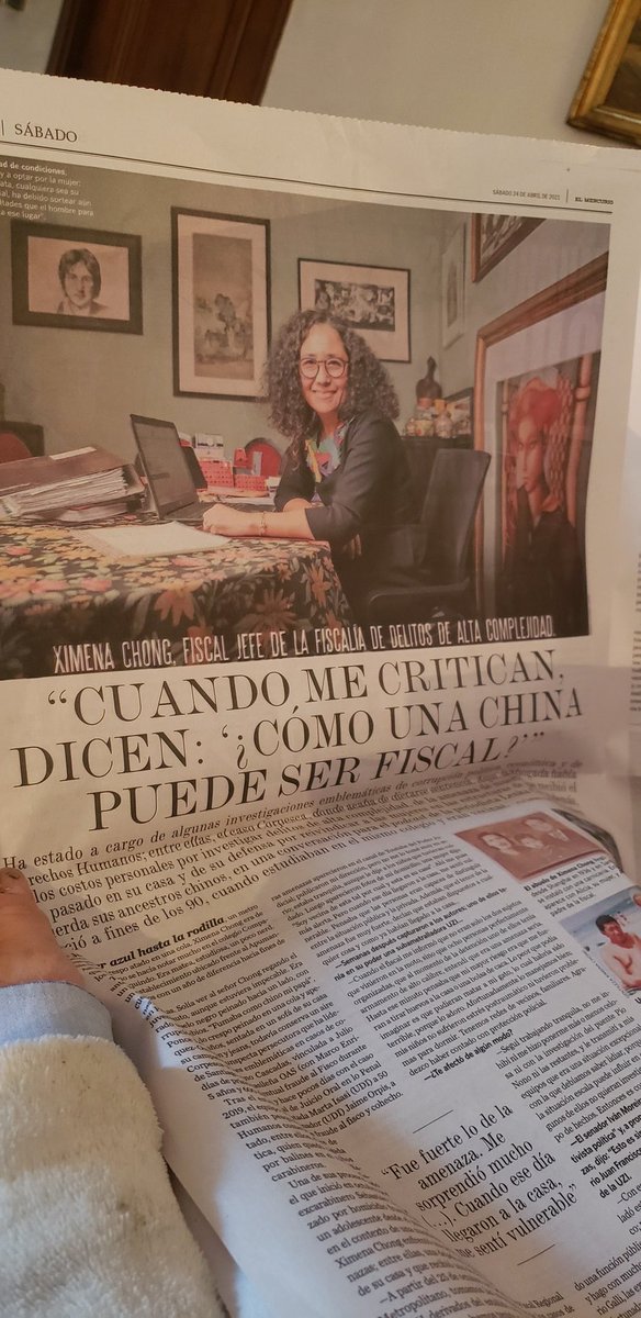 SantiagoBerguec's tweet photo. Qué pretende El Mercurio publicando un amplio reportaje de alabanzas a la fiscal Chong, repudiada por todos nosotros,  sus suscriptores y lectores, por ser parcial de izquierda y persecutora ilegal de carabineros inocentes. ¿Pretende que dejemos de leer el diario? https://t.co/VHro8ApxJW