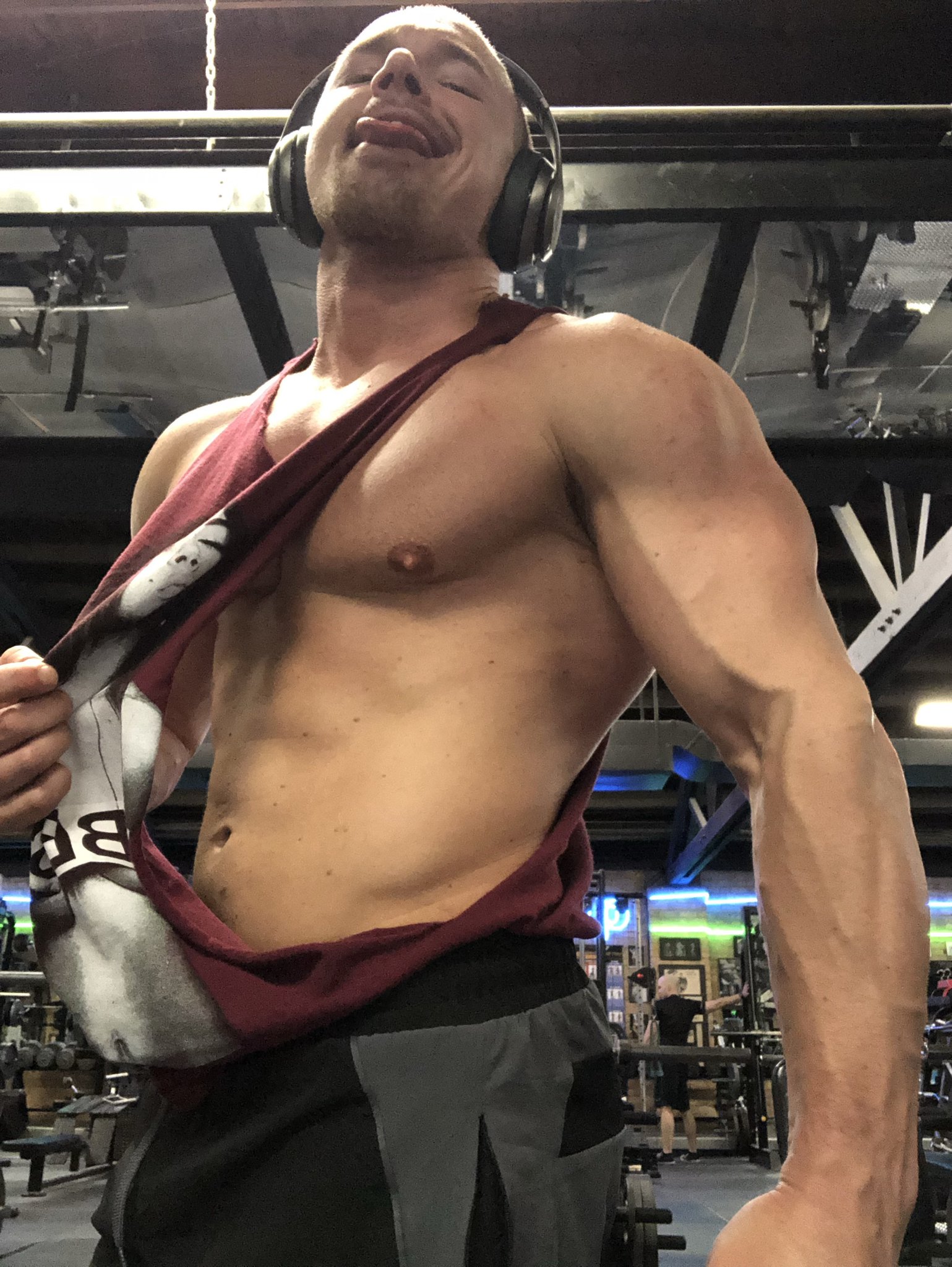 #flex #flexfriday #swole #arms #armday  #ripped #bodybuilder #gymmotivation #shredded https://t.co/q