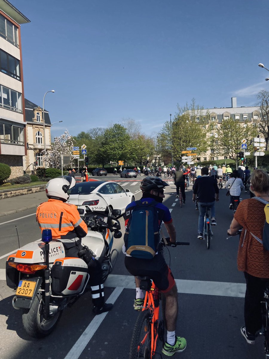 And finally, my favourite: the running-red-squeezing-into-blocked-crossroads-squeezing-into-traffic move. So glad that  @PoliceLux concentrated on bikes adhering to the  #codedelaroute today.