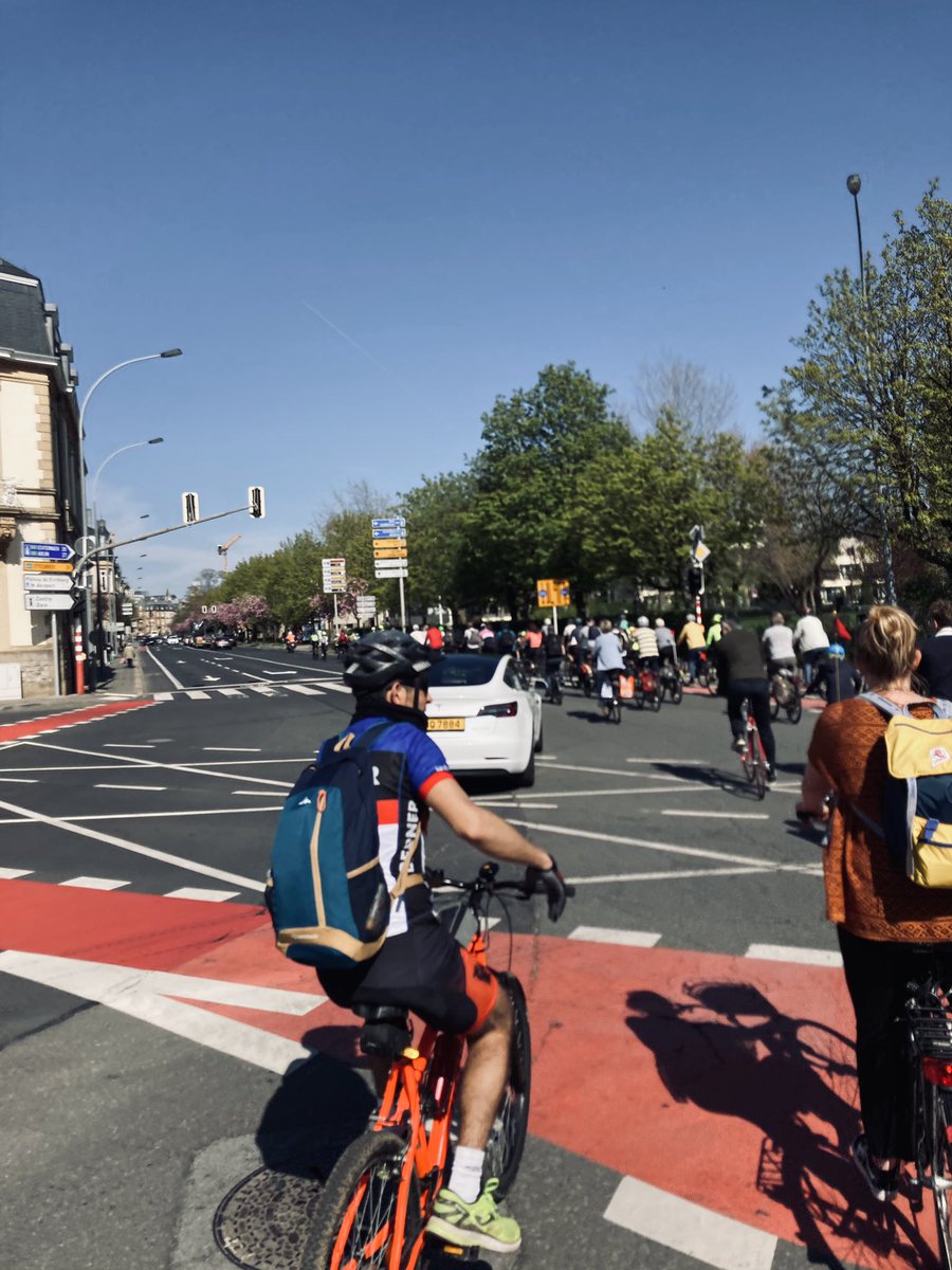 And finally, my favourite: the running-red-squeezing-into-blocked-crossroads-squeezing-into-traffic move. So glad that  @PoliceLux concentrated on bikes adhering to the  #codedelaroute today.