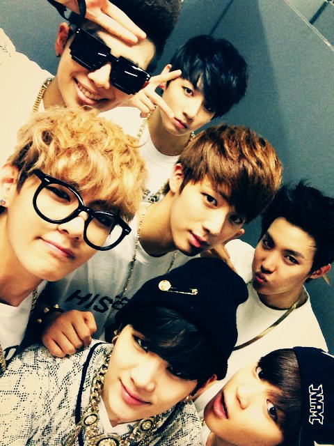 A voting thread with very needed ot7 twitter selcas? Oh yas  #Dynamite  #BestMusicVideo  #iHeartAwards  @BTS_twt