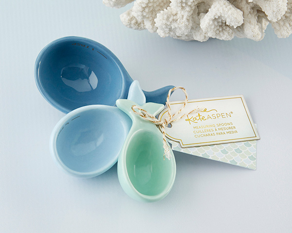 Misurino in ceramica "Balenottera Azzurra"
Vuoi la ricetta per una grande bomboniera? Che ne dici di un pizzico di stile e un pizzico di funzionalità? 
Cucchiai dosatori in ceramica a forma di balena, il regalo perfetto per matrimoni tema mare, battesimi e altre celebrazioni.