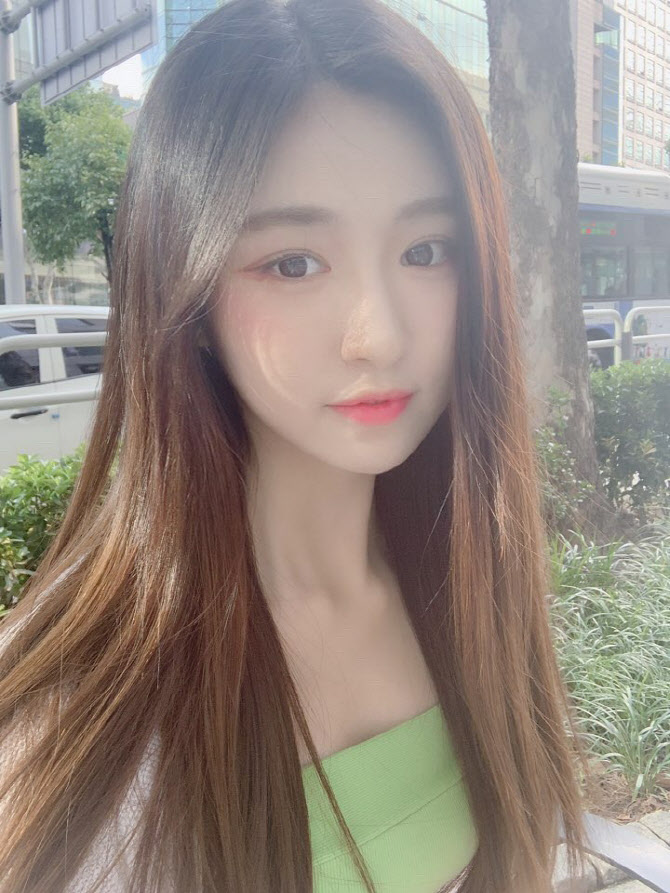 LUNARSOLAR_INTL's tweet photo. Taeryeong (Lim Jungmin) said that from Produce101, she still keeps in contact with Weki Meki's Yoojung &amp; Doyeon, CLC's Eunbin, and actress Kim Suhyun

#LUNARSOLAR @LUNARSOLAR_ #루나솔라 
#TAERYEONG #태령 https://t.co/ot7SnmYhae