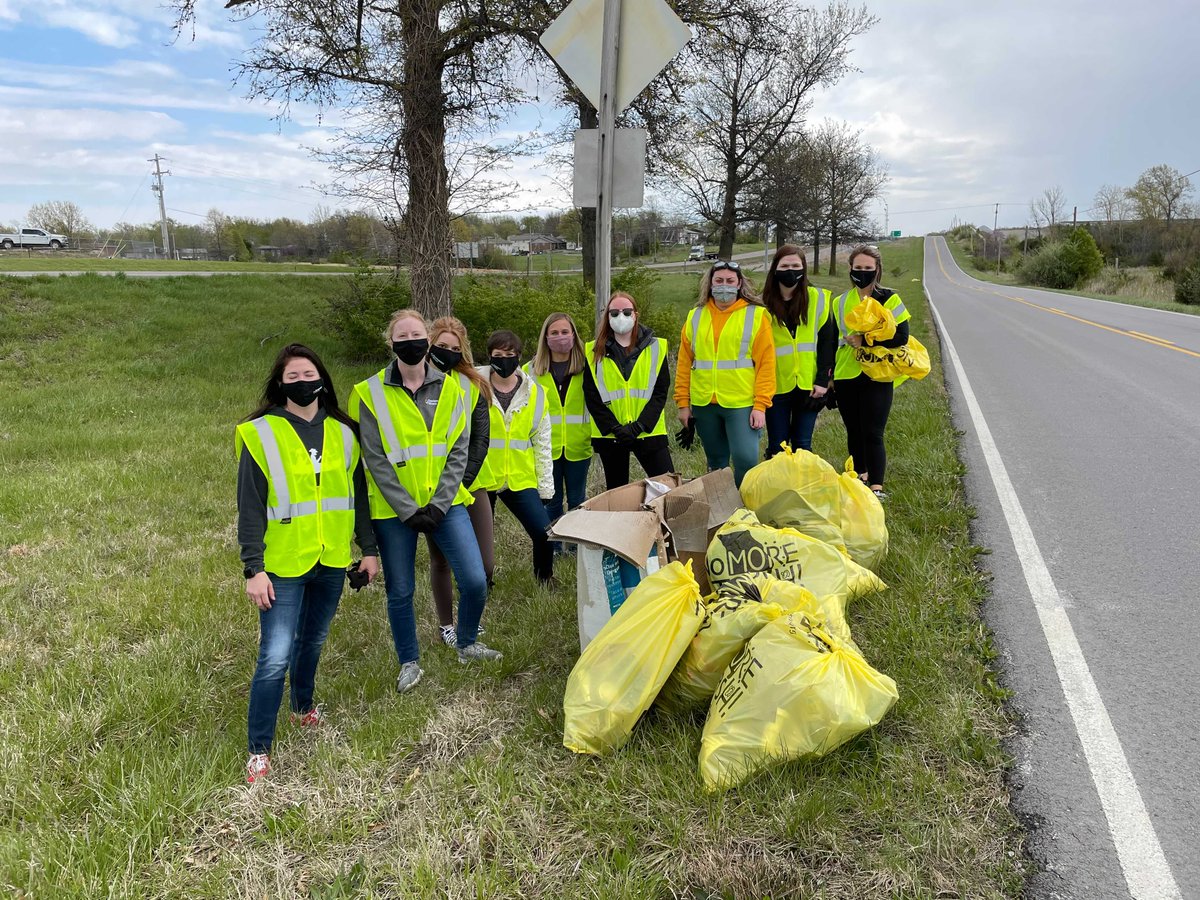 EquipmentShare's tweet photo. EquipmentShare’s 1st annual #GivingBackWeek has come to a close. Thanks to our employees who #volunteered this week and the local organizations, schools and businesses that build up and better our communities every day! #equipmentsharegivesback2021 #nationalvolunteerweek https://t.co/267t8MygxN
