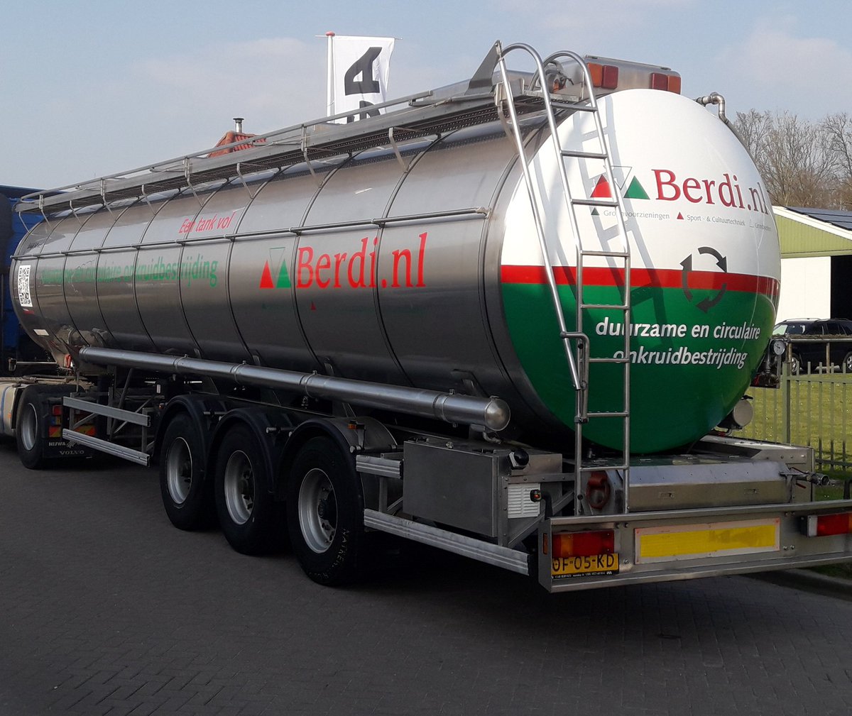 We zijn weer los! Dit seizoen gaan we in zowel capaciteit als het areaal onze bob  (Berdi onkruidbeheer met biostoom) nog verder uit rollen.  #duurzaam en #circulair  #onkruidbestrijding #C02reductie