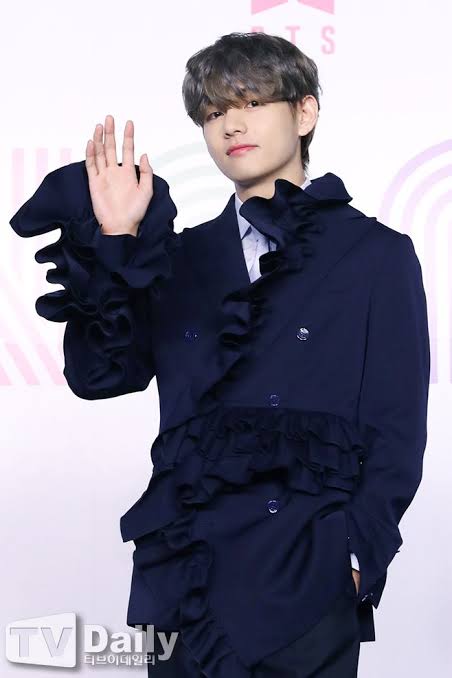 Louis Vuitton is very lucky to get Kim Taehyung as its House Ambassador.Here are some of the times when Taehyung wore Fashion better than the models could. [A Thread]