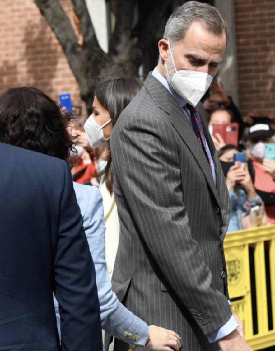 Yo me palparía la chaqueta por si sigue la cartera en su sitio. 

Con estos nunca se sabe.