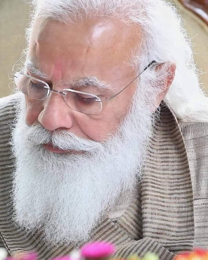 HitanandSharma's tweet image. पिछले 7साल से वो &quot;अस्पताल&quot; भी बना रहे हैं और हमारी इज्जत ढकने के लिए &quot;शौचालय&quot; भी,
महामारी से बचने के लिए &quot;वैक्सीन&quot; भी बना रहे हैं और प्रार्थना के लिए &quot;मंदिर&quot; भी,
सेना को &quot;शक्तिशाली&quot; भी बना रहे हैं और देश को &quot;मजबूत&quot; भी
#भारत_का_वीर_पुत्र_मोदी