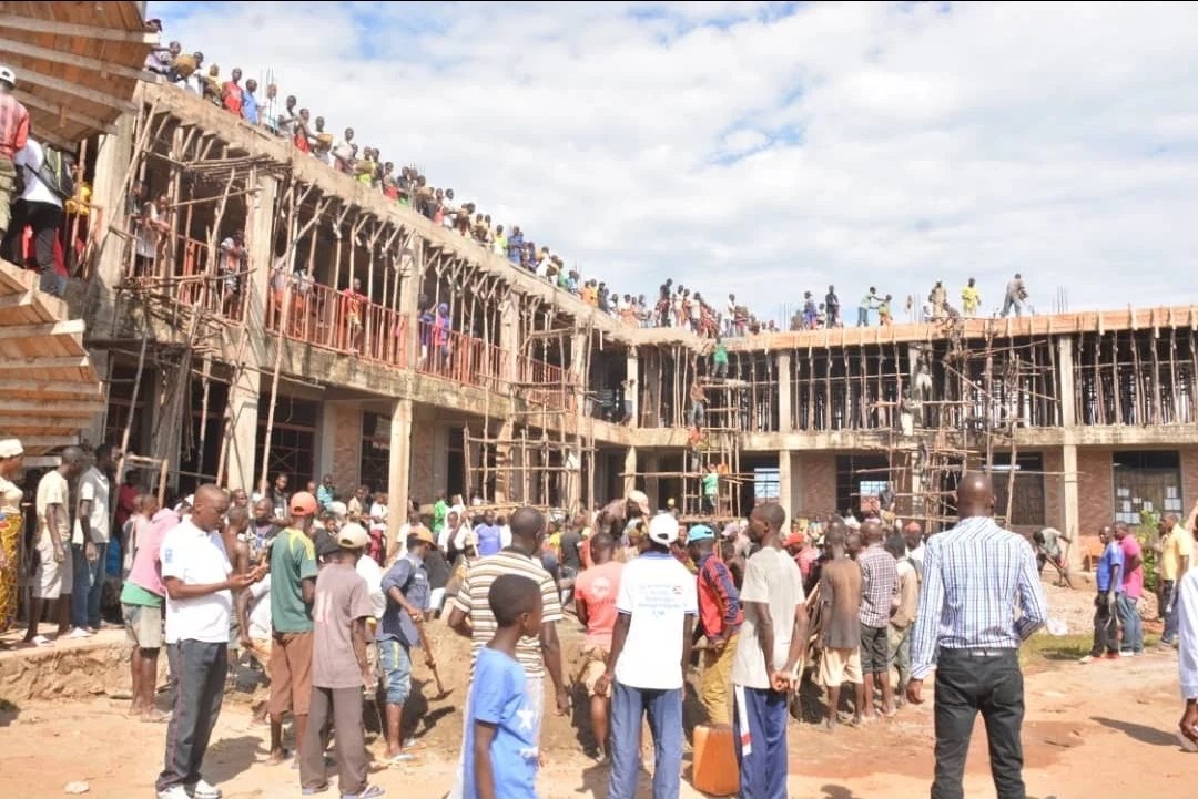 bichoulove72's tweet photo. Travaux communautaires dans la zone Kanyosha de la #CommuneMuha en @MairieBujumbura. Sur les photos, la mise en commun des moyens destinés aux travaux de finalisation de la construction de l’ECOFO Kanyosha II.
#Burundi 🇧🇮
@MairieBuja
@ben_ndag
#CommuneMuha https://t.co/6NJPEpmQ6A
