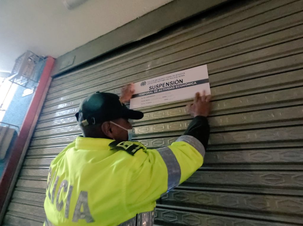 LizethGonzalezJ's tweet photo. 🚨Anoche recorrimos las 5 UPZ de Bosa, verificando cumplimiento de las medidas de #CuarentenaGeneral
¡Gracias a nuestros habitantes que se quedaron en 🏠!
#Balance👇
✅Calles vacías.
✅8 establecimientos visitados.
✅6 cierres voluntarios.
🚫 1 suspensión de actividad económica. https://t.co/hgdySJ7go6