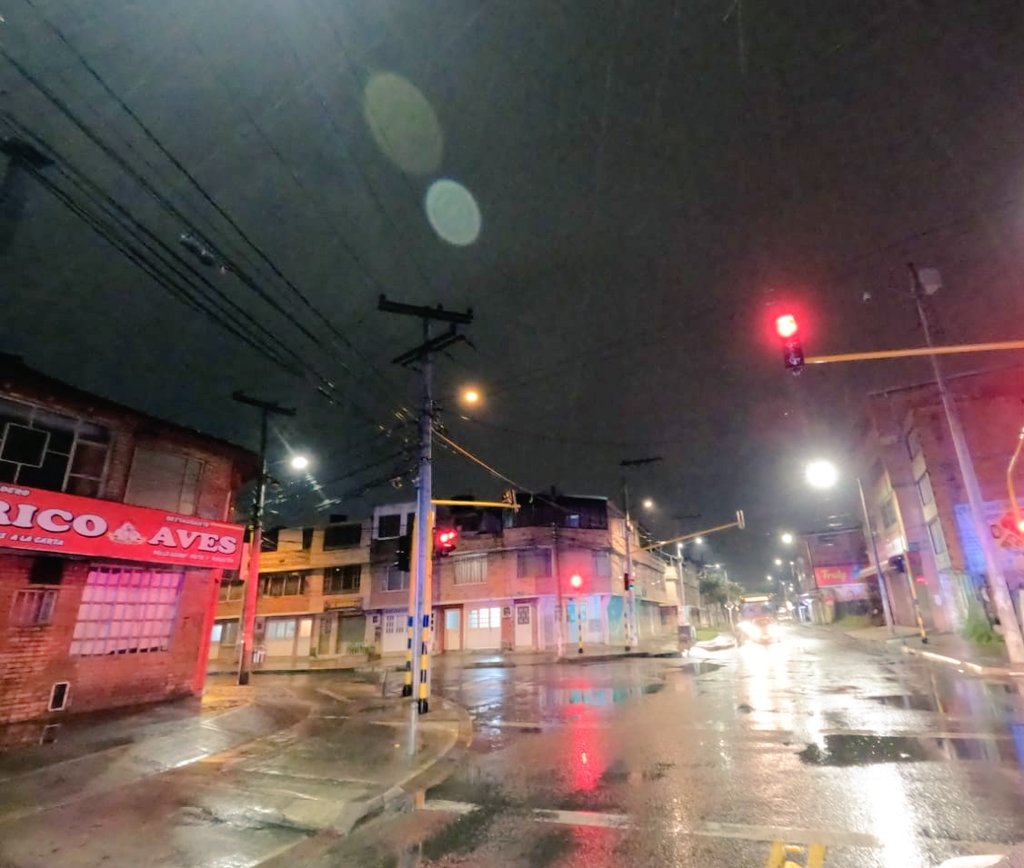 LizethGonzalezJ's tweet photo. 🚨Anoche recorrimos las 5 UPZ de Bosa, verificando cumplimiento de las medidas de #CuarentenaGeneral
¡Gracias a nuestros habitantes que se quedaron en 🏠!
#Balance👇
✅Calles vacías.
✅8 establecimientos visitados.
✅6 cierres voluntarios.
🚫 1 suspensión de actividad económica. https://t.co/hgdySJ7go6