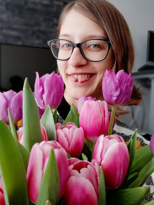 Silly flower selfie to tell you all that I'm online 😇 // https://t.co/nlSxQ18U0E https://t.co/gr4LS9