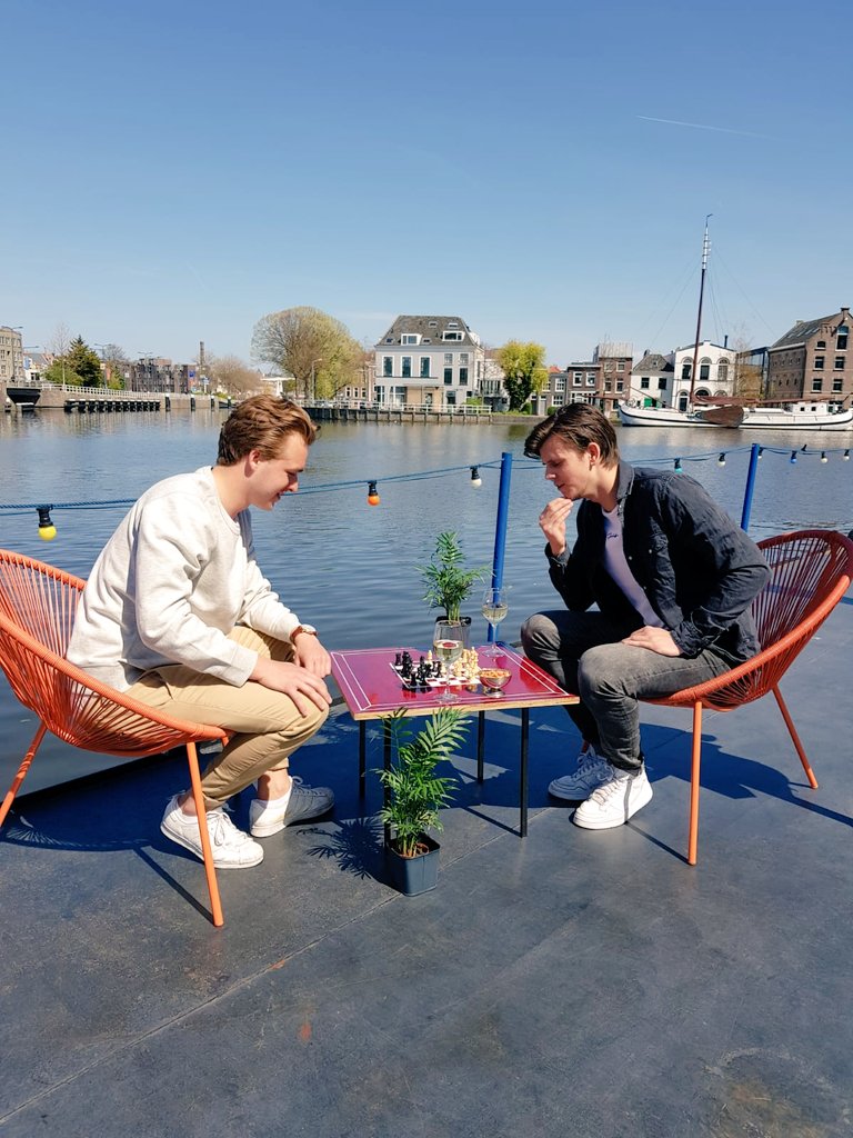 HuszarDelft's tweet photo. Project schaaktafel is ook afgerond💪 Lekker bezig Thomas! Binnenkort kun je deze toffe schaak/borreltafel zelfs op het terras reserveren 😎 Heb jij wel eens geschaakt met zo'n mooi uitzicht?! Tot snel!

#schaken #huszardelft #terrasboot https://t.co/f5Pav9Oluz