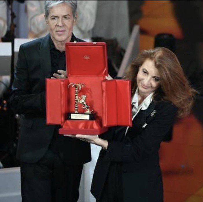 ClaudioBaglioni's tweet photo. È stata un'interprete straordinaria e unica. La sua voce ha dato forma e volo a musiche e parole, le più diverse, tra teatro e canzone, con una passione e una bravura assolute. 
Addio regina amazzone. Fa' buon viaggio sul nuovo sentiero.

#Milva https://t.co/IVRPHCGgmn