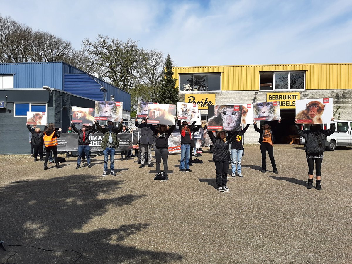 Aanwezig bij het protest van @AnimalRightsNL bij #hartelust in Tilburg. 1080 apen zitten in die blauwe loods. Dit moet stoppen! De @PartijvdDieren staat voor het einde van dierproeven! #Wereldproefdierendag